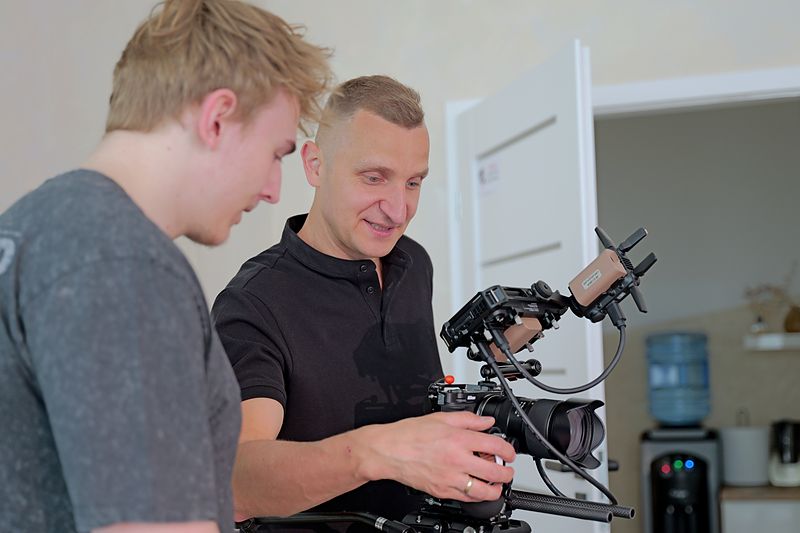 Realizator i operator przy kamerze na planie zdjęciowym CreativeStudio.com.pl