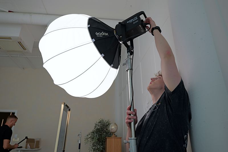 Ustawianie oświetlenia filmowego — softbox na planie zdjęciowym w Krakowie