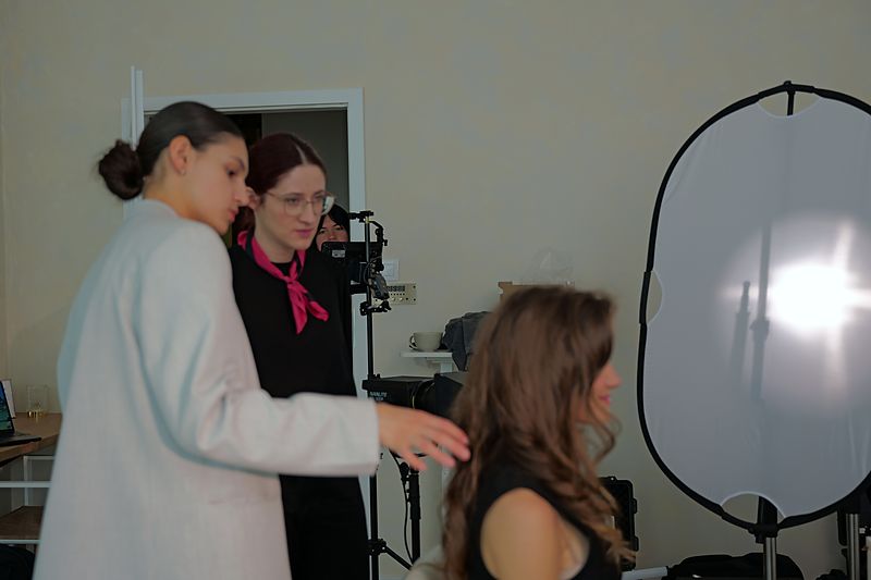 Ekipa zdjęciowa i stylistka podczas realizacji filmu reklamowego